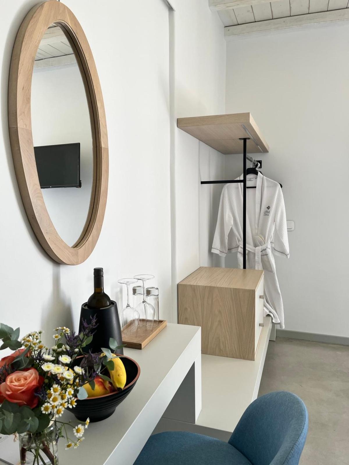 Lithos Luxury Suites Tínos Exteriör bild